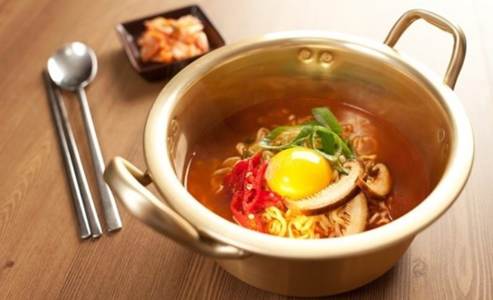 10-Kuliner-Khas-Korea-Selatan-yang-Wajib-Dicoba-Ramyeon