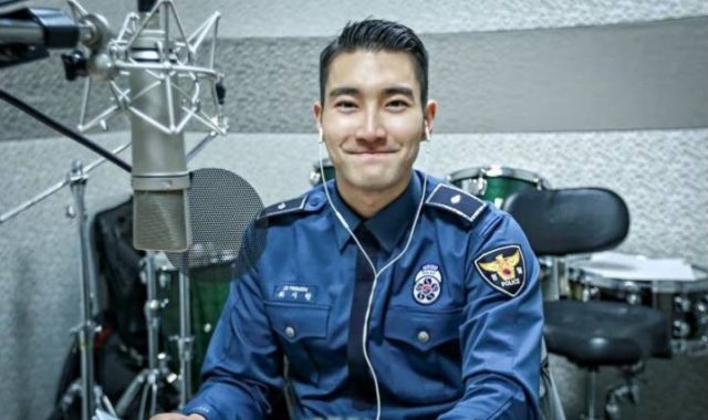 Gantengnya-Siwon-Super-Junior-Tampil-Pakai-Seragam-Wajib-Militer!. Gantengnya-Siwon-Super-Junior-Tampil-Pakai-Seragam-Wajib-Militer!