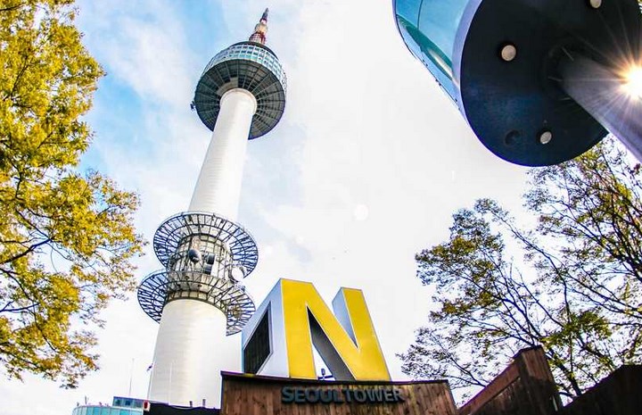 Menikmati-Indahnya-Kota-Seoul-Dari-Ketinggian-N-Seoul-Tower.