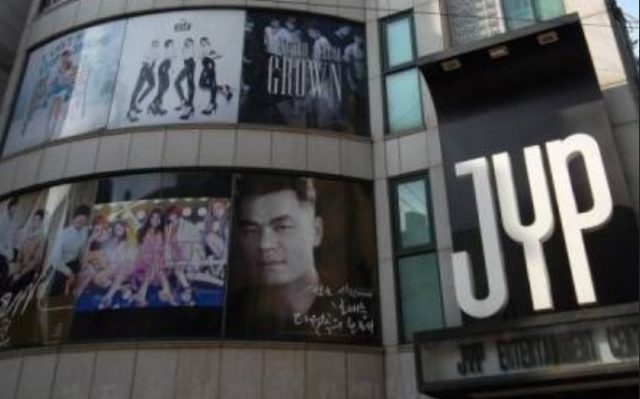 Jatuh-Dari-Panggung-Konser-JYP-Entertainment-Jelaskan-Kondisi-Jun.K-2PM