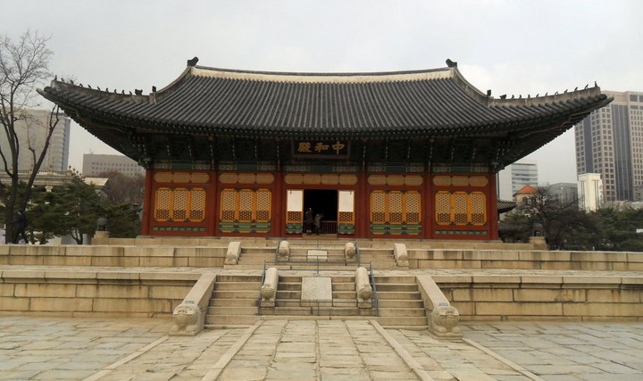 Daftar-Wisata-Menarik-Di-Kota Seoul-Istana-Deoksugung