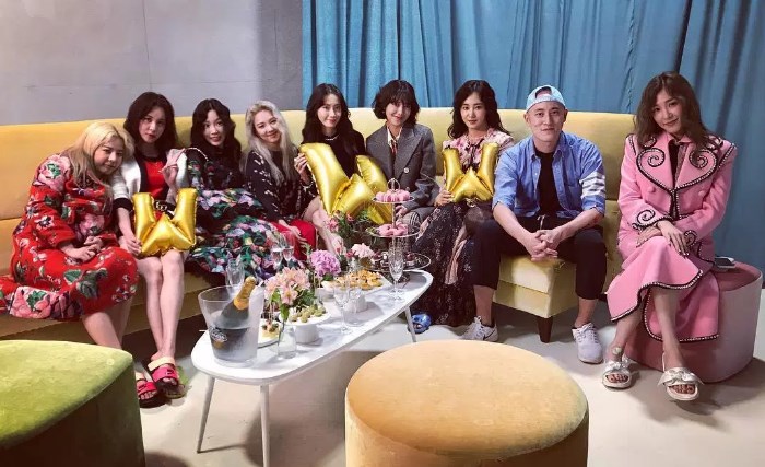 Jelang-Comeback,-SNSD-Pamer-Foto-Dengan-Member-Lengkap-Di-‘W-Korea’