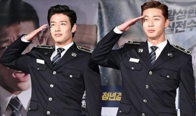 Kang-Ha-Neul-dan-Park-Seo-Joon-Kenakan-Seragam-Polisi-Di- Jumpa-Pers-‘Midnight-Runners’.