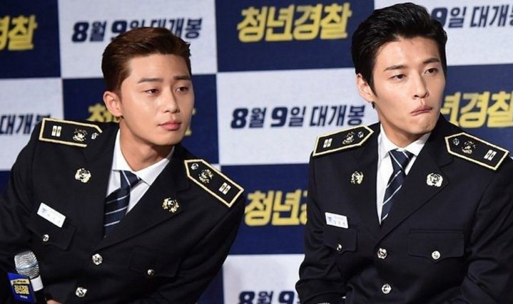 Kang-Ha-Neul-dan-Park-Seo-Joon-Kenakan-Seragam-Polisi-Di- Jumpa-Pers-‘Midnight-Runners’.