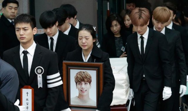 Minho-SHINee-Terlihat-Tabah-Di-Rumah-Duka-Hingga-Upacara-Pemakaman-Jonghyun Minho-SHINee-Terlihat-Tabah-Di-Rumah-Duka-Hingga-Upacara-Pemakaman-Jonghyun