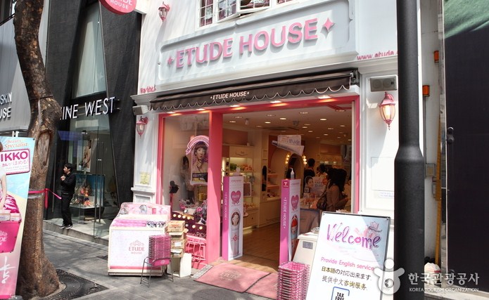 10-Toko-Kosmetik-Paling-Laris-Di-Myeongdong-Etude-House