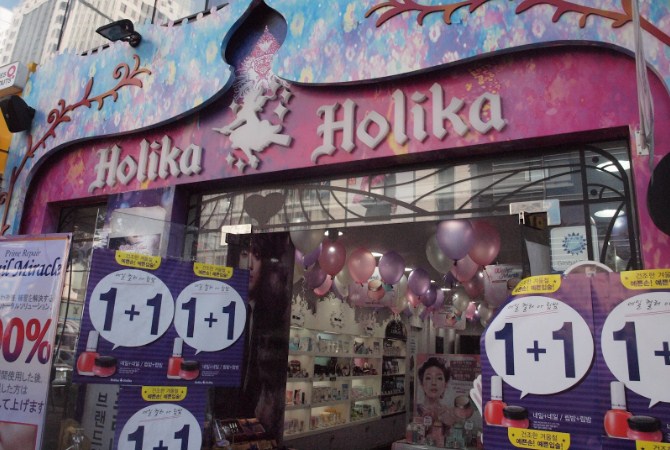 10-Toko-Kosmetik-Paling-Laris-Di-Myeongdong-Holika-Holika