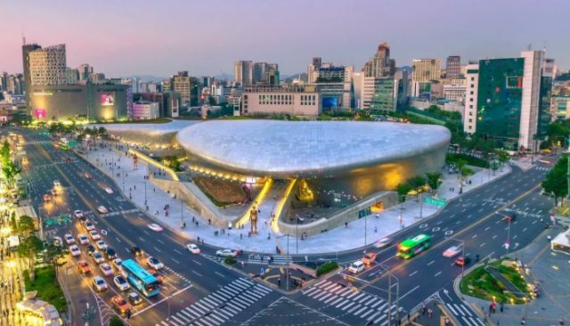 Habiskan-Waktu-Wisata,-Mampir-Ke-Dongdaemun-Design-Plaza Habiskan-Waktu-Wisata,-Mampir-Ke-Dongdaemun-Design-Plaza