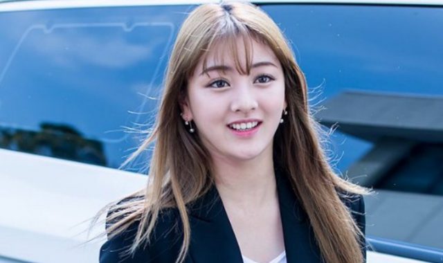 Datang-Ke-Acara-Lulusan-Sang-Adik,-Jihyo-TWICE-Buat-Seluruh-Sekolah-Heboh!