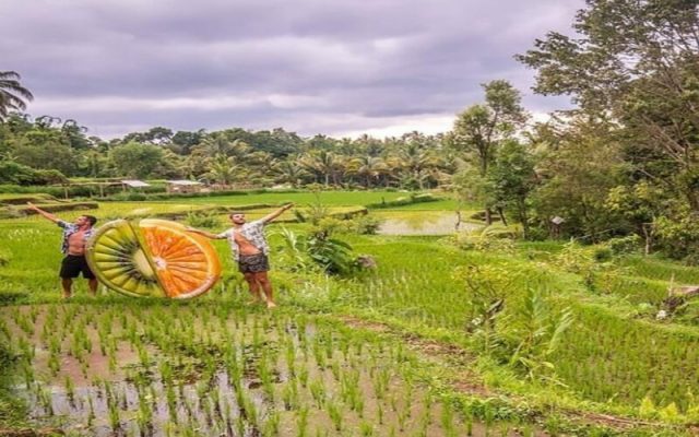 Wisatawan asing berfoto di Desa Wisata Tete Batu.