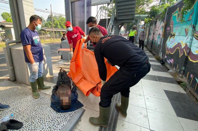 Jenazah Mr X Ditemukan Tewas di Bawah JPO FR Ahmad Jenazah Mr X Ditemukan Tewas di Bawah JPO FR Ahmad Yani
