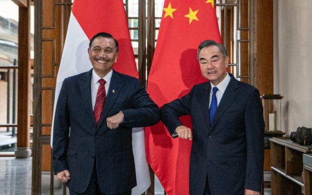 Terungkap! Alasan Luhut Pilih Investasi China Ketimbang Amerika Serikat Menko Maritim dan Investasi Luhut Binsar Pandjaitan bertemu dengan Menteri Luar Negeri China Wang Yi di kota Tengchong, Provinsi Yunnan Tiongkok barat daya (9/10 - 2020). Istimewa
