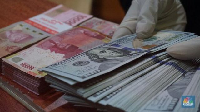 Dolar AS Jadi Favorit, Rupiah Nyaris Tembus Rp 14.400/US$