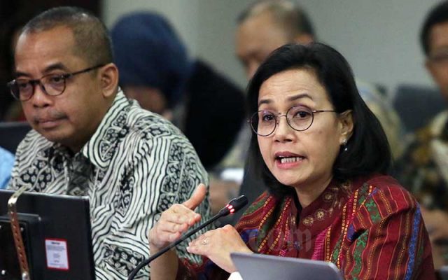 Menteri Keuangan Sri Mulyani (kanan) bersama dengan Direktur Jenderal Pajak (DJP) Suryo Utomo (kiri) menjawab pertanyaan wartawan usai melakukan pelaporan Surat Pemberitahuan (SPT) Tahunan di Kantor DJP, Jakarta, Selasa (10/3/2020). Bisnis - Eusebio Chrysnamurti