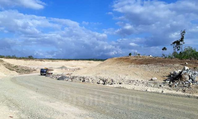 Kendaraan melintas di ruas tol yang sedang dibangun di Aceh. - Bisnis