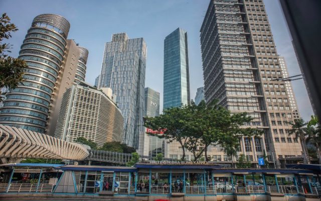 Sejumlah warga menunggu kedatangan Bus Transjakarta di Halte Gelora Bung Karno, Jakarta, Rabu (14/10/2020). International Monetary Fund (IMF) memangkas proyeksi pertumbuhan ekonomi Indonesia 2020 menjadi minus 1,5 persen pada Oktober, lebih rendah dari proyeksi sebelumnya pada Juni sebesar minus 0,3 persen. - ANTARA FOTO/Aprillio Akbar