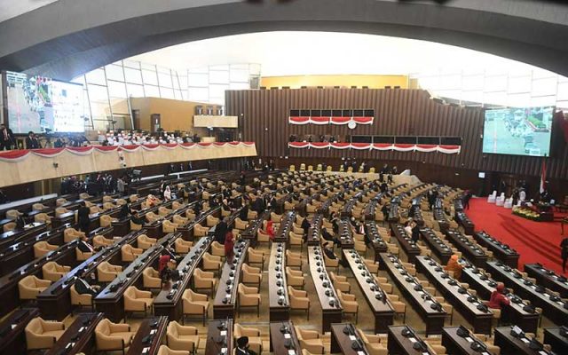 Rumah Dinas DPR Bakal Diganti Jadi Tunjangan? Ini Kata Kemenkeu Anggota DPR mengikuti pembukaan masa persidangan I DPR tahun 2020-2021 secara virtual di Kompleks Parlemen, Senayan, Jakarta, Jumat (14/8/2020). ANTARA FOTO - Akbar Nugroho Gumay