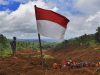 Pemerintah Luncurkan Pooling Fund Bencana, Dana Kelolaan Awal Dipatok Rp7,3 Triliun Warga menyaksikan tim SAR gabungan mencari korban yang tertimbun longsor di Desa Banaran, Kecamatan Pulung, Ponorogo, Jawa Timur, Senin (3/4). - Antara/Zabur Karuru