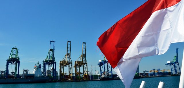 Aktivitas bongkar muat peti kemas di Pelabuhan Sukarno Hatta, Makassar, Sulawesi Selatan, Minggu (8/8/2021). Badan Pusat Statistik mencatat pertumbuhan ekonomi Indonesia pada kuartal II-2021 sebesar 7,07 persen. - ANTARA FOTO/Abriawan Abhe