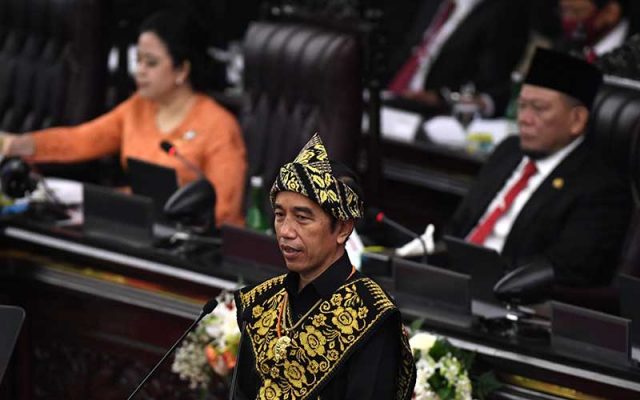 Presiden Joko Widodo menyampaikan pidato dalam rangka penyampaian laporan kinerja lembaga-lembaga negara dan pidato dalam rangka HUT ke-75 Kemerdekaan RI pada sidang tahunan MPR dan Sidang Bersama DPR-DPD di Komplek Parlemen, Senayan, Jakarta, Jumat (14/8/2020). ANTARA FOTO - Akbar Nugroho Gumay