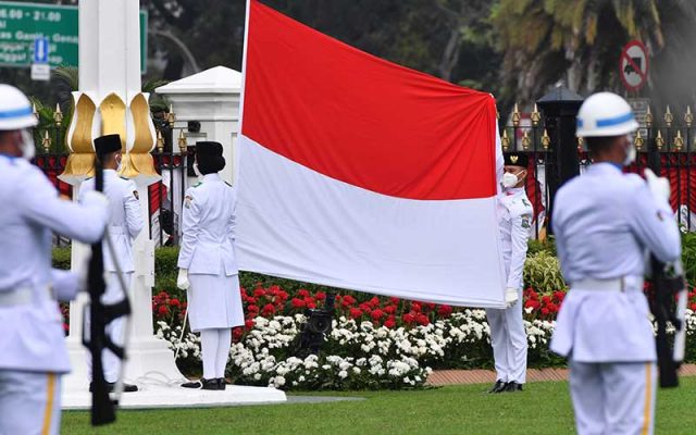 Pasukan Pengibar Bendera Pusaka (Paskibraka) bersiap mengibarkan Bendera Merah Putih saat Upacara Peringatan Detik-Detik Proklamasi 1945 yang dipimpin oleh Presiden Joko Widodo di Istana Merdeka, Jakarta, Senin (17/8/2020). ANTARA FOTO - Agus Suparto