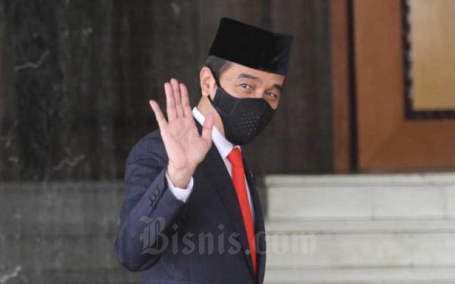 Presiden Joko Widodo saat tiba di depan Ruang Rapat Paripurna I untuk menghadiri Pembukaan Masa Persidangan I Tahun Sidang 2020-2021 di Kompleks Parlemen, Jakarta, Jumat (14/8/2020). Bisnis - Arief Hermawan P