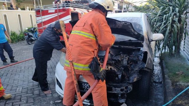 Bakar sampah mobil hangus terbakar