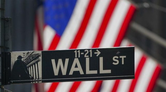 Wall Street Tergelincir, Covid-19 Jadi Momok Lagi di AS