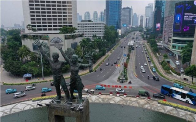 Suasana kendaraan melintas di Bundaran HI, Jakarta, Senin (14/9/2020). Pada hari pertama penerapan Pembatasan Sosial Berskala Besar (PSBB) total di DKI Jakarta arus lalu lintas kendaraan terpantau lancar. - Antara/Sigid Kurniawan