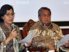 Menteri Keuangan Sri Mulyani Indrawati (kiri) didampingi Ketua Gubernur Bank Indonesia Perry Warjiyo memberikan penjelasan mengenai hasil rapat berkala Komite Stabilitas Sistem Keuangan (KSSK), di Jakarta, Selasa (23/4/2019). - Bisnis/Dedi Gunawan
