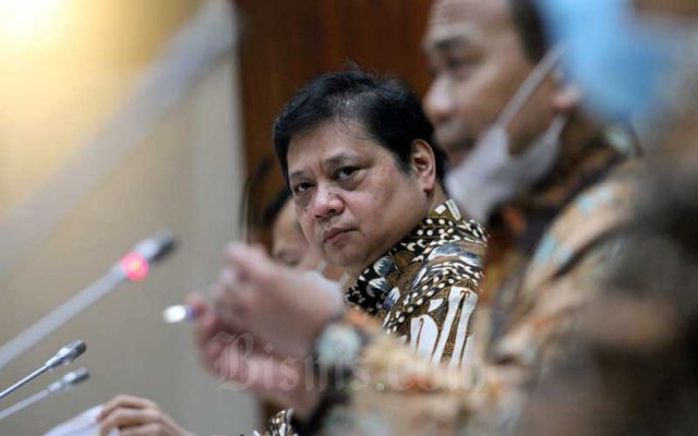 Ketua KPCPEN Airlangga Hartarto Dinilai Sukses Bawa RI Keluar dari Menteri Koordinator Bidang Perekonomian Airlangga Hartarto memberikan penjelasan mengenai strategi pemulihan ekonomi nasional dan peningkatan pertumbuhan ekonomi di Jakarta, Rabu (5/8/2020). Bisnis - Dedi Gunawan