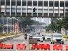 rnPengendara melintas di jalur penyekatan Pemberlakuan Pembatasan Kegiatan Masyarakat (PPKM), Jakarta, Minggu (1/8/2021). ANTARA FOTO - Rivan Awal Linggarn