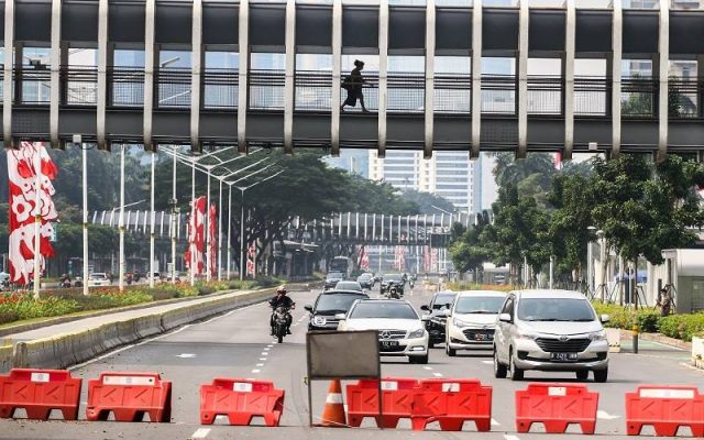Ekonom Desak Perpanjangan PPKM Level 4, Pemerintah Diingatkan Soal Realisasi rnPengendara melintas di jalur penyekatan Pemberlakuan Pembatasan Kegiatan Masyarakat (PPKM), Jakarta, Minggu (1/8/2021). ANTARA FOTO - Rivan Awal Linggarn