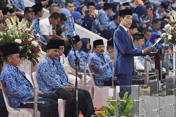 Presiden Joko Widodo (kanan) menyampaikan arahan saat peringatan Hari Ulang Tahun Ke-47 Korps Pegawai Republik Indonesia (Korpri), di Istora Senayan, Jakarta, Kamis (29/11/2018). Peringatan hari lahir KORPRI ke-47 mengangkat tema Korpri melayani, bekerja dan menyatukan bangsa. ANTARA FOTO - Puspa Perwitasari