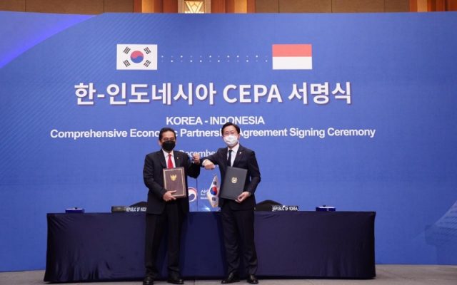 Ekonomi Digital, Energi Terbarukan, dan Kesehatan Jadi Kerja Sama Potensial Menteri Perdagangan RI Agus Suparmanto (kiri) dan Menteri Perdagangan, Industri, dan Energi Korea Selatan (Korsel) Sung Yun-mo usai menandatangani Indonesia-Korea Comprehensive Economic Partnership Agreement (IK-CEPA) di Seoul, Korsel, Jumat (18/12/2020). - Dok. Kementerian Perdagangan