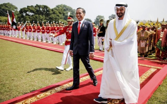 Indonesia-Uni Emirat Arab Siap Luncurkan Perundingan Kemitraan Perdagangan Foto: Presiden Joko Widodo berjalan bersama Putra Mahkota Uni Emirat Arab Syeikh Mohammad bin Zayed Al-Nahyan di Istana Bogor, Bogor, Jawa Barat, Rabu (24/7 - 2019). / Bloomberg