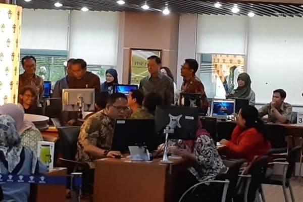 Presiden Joko Widodo meninjau lokasi pendaftaran Online Single Submission di Kantor BKPM, Senin (14/1/2019). JIBI/BISNIS - Amanda Kusumawardhani