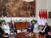 Presiden Joko Widodo (ketiga kanan) menerima Presiden Asian Infrastructure Investment Bank (AIIB) Jin Liqun (ketiga kiri), di Ruang Kerja Presiden, Istana Bogor, Kamis (30/8/2018). - JIBI/Amanda Kusumawardhani