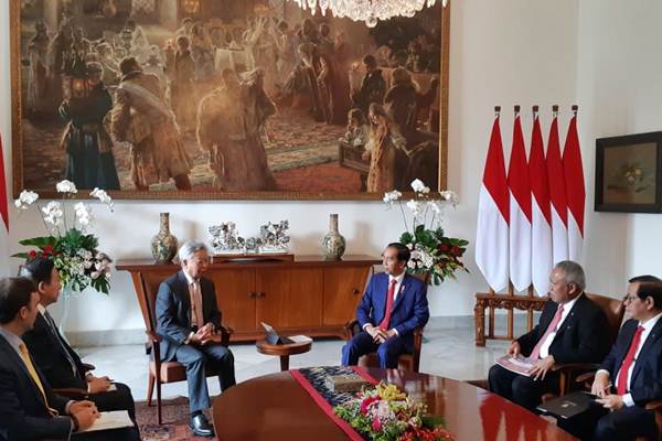 Presiden Joko Widodo (ketiga kanan) menerima Presiden Asian Infrastructure Investment Bank (AIIB) Jin Liqun (ketiga kiri), di Ruang Kerja Presiden, Istana Bogor, Kamis (30/8/2018). - JIBI/Amanda Kusumawardhani