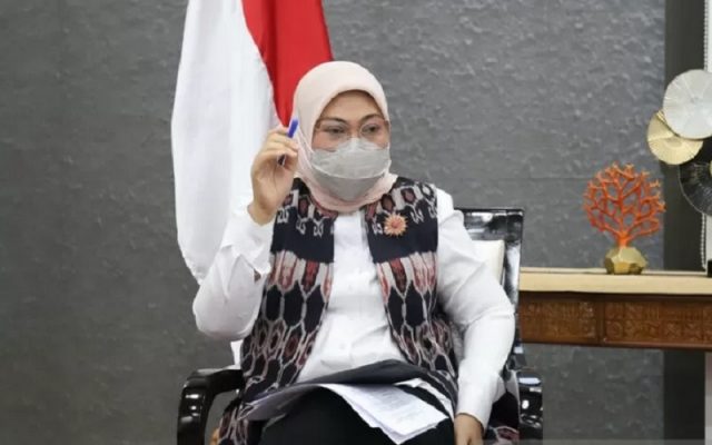 Menaker Ida Fauziyah dalam konferensi pers virtual Kementerian Ketenagakerjaan (Kemnaker) yang dipantau dari Jakarta pada Senin (12/4/2021). - Antararn