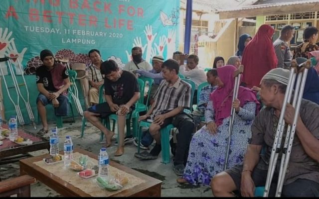 Ratusan orang penyandang disabilitas dapatkan bantuan kaki dan tangan palsu dari Yayasan Peduli Tuna Daksa (YPTD). Jumat. (20/3/2020) -  ANTARA/Dian Hadiyatna