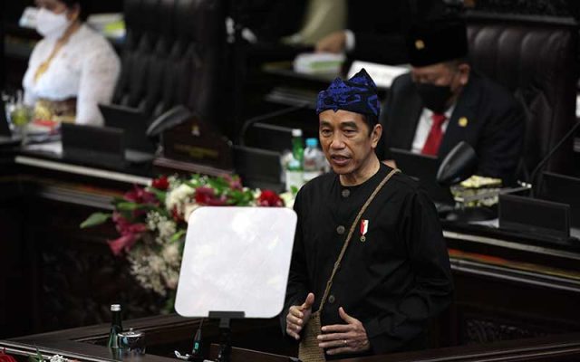 Presiden Joko Widodo memberi salam saat menyampaikan pidato kenegaraan pada Sidang Tahunan MPR Tahun 2021 di Gedung Nusantara, Kompleks Parlemen, Senayan, Jakarta, Senin (16/8/2021). ANTARA FOTO/Sopian - Pool