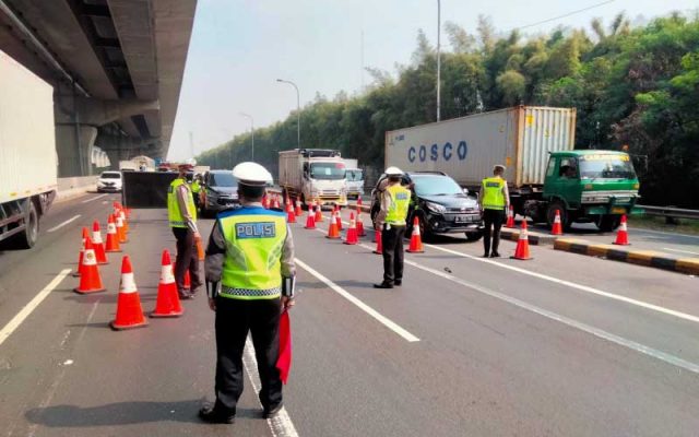 Penyekatan di jalan Tol Jakarta-Cikampek.  - Antara/Istimewa