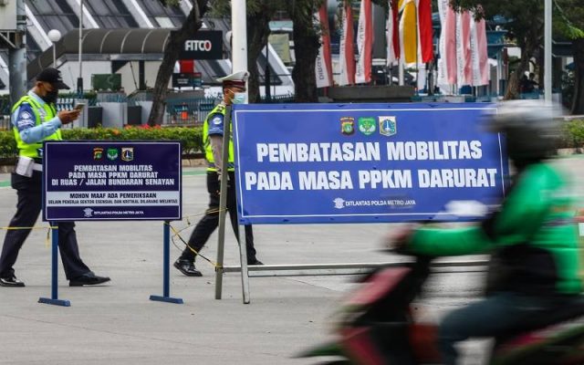 rnPengendara melintas di jalur penyekatan Pemberlakuan Pembatasan Kegiatan Masyarakat (PPKM), Jakarta, Minggu (1/8/2021). Gubernur DKI Jakarta Anies Baswedan mengklaim kondisi penyebaran virus corona di Ibu Kota mulai melandai. Hal ini tak lepas dari kebijakan Pemberlakuan Pembatasan Kegiatan Masyarakat (PPKM) yang akan berakhir pada Senin (2/8/2021). ANTARA FOTO - Rivan Awal Linggarn