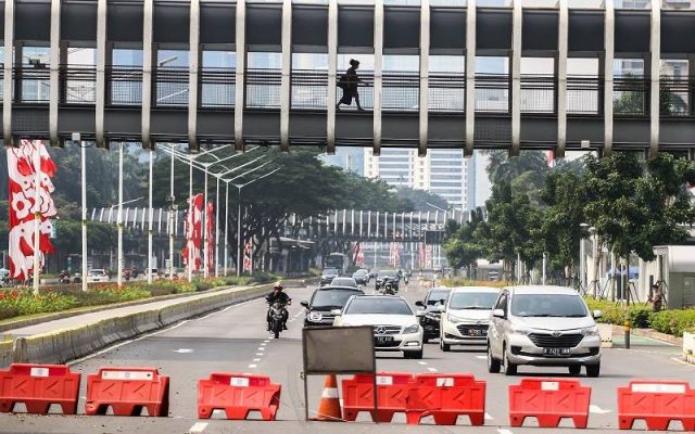 Pengendara melintas di jalur penyekatan Pemberlakuan Pembatasan Kegiatan Masyarakat (PPKM), Jakarta, Minggu (1/8/2021). Gubernur DKI Jakarta Anies Baswedan mengklaim kondisi penyebaran virus corona di Ibu Kota mulai melandai. Hal ini tak lepas dari kebijakan Pemberlakuan Pembatasan Kegiatan Masyarakat (PPKM) yang akan berakhir pada Senin (2/8/2021). ANTARA FOTO - Rivan Awal Lingga