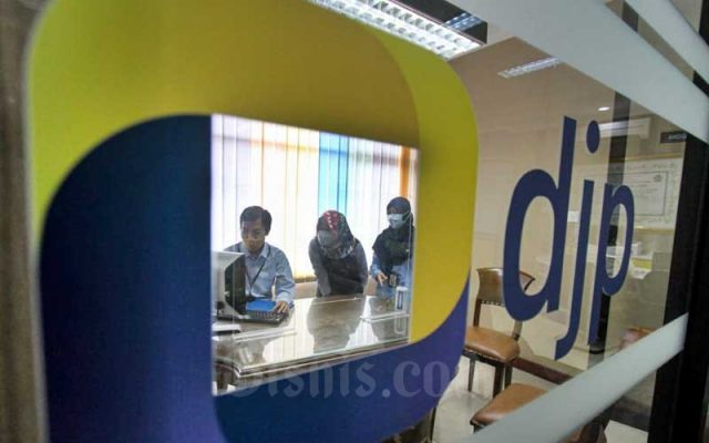 Target Ekonomi Tahun Depan Ambisius, PPN Bakal Naik? Petugas melayani pengunjung di Kantor Pelayanan Pajak Pratama Jakarta Sawah Besar Satu, Jakarta, Rabu (31/3/2021). Bisnis - Arief Hermawan P