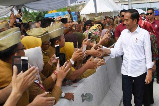 Jokowi Bakal Umumkan Kenaikan Gaji PNS, Begini Respons DPR Presiden Joko Widodo menyalami aparatur sipil negara (ASN) sebelum meresmikan jalan tol Trans Sumatra ruas Bakauheni-Terbanggi Besar di Gerbang Tol Natar, Lampung Selatan, Lampung, Jumat (8/3/2019). - ANTARA/Wahyu Putro A