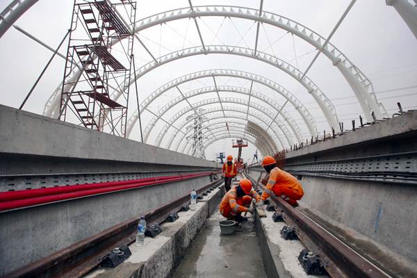 Pekerja menyelesaikan proyek pembangunan Light Rail Transit ( LRT) di Jakarta, Senin (14/1/2019). - Bisnis/Abdullah Azzam