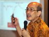 Pengamat Ekonomi Faisal Basri memaparkan materinya pada seminar Prediksi Ekonomi 2018: Economy and Capital Market Outlook 2018 dengan tema At The Crossroad, di Jakarta, Kamis (9/11). - JIBI/Abdullah Azzam