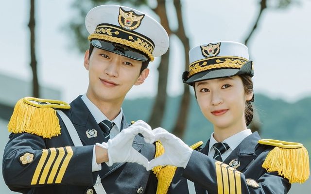 Sesuai Prediksi, Krystal Tak Tahan Tatap Mata Jinyoung B1A4 di